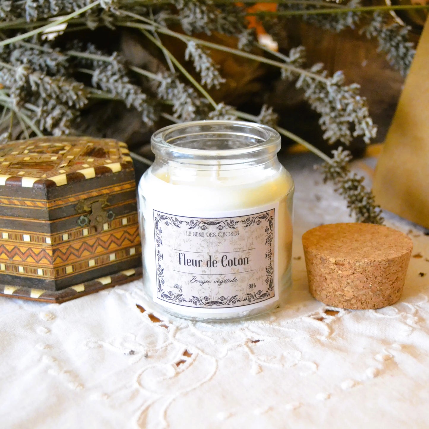 Bougie parfumée artisanale à la fleur de coton – Création artisanale | Le sens des choses – Boutique de bougies parfumées végétales et objets décoratifs écoresponsables