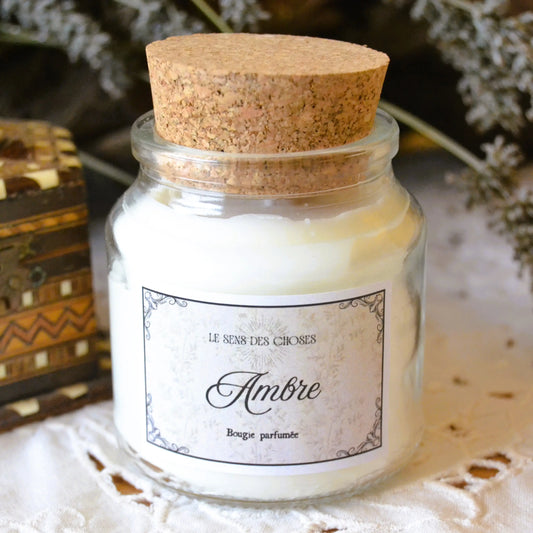 Bougie parfumée artisanale à l’ambre – Création artisanale | Le sens des choses – Boutique de bougies parfumées végétales et objets décoratifs écoresponsables