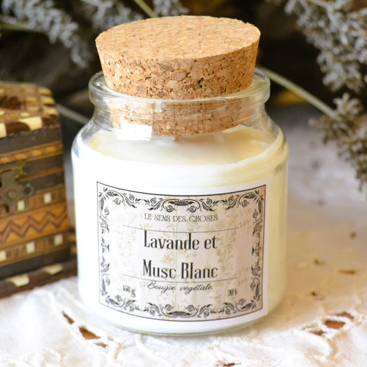 Bougie parfumée artisanale à la lavande et au musc blanc – Création artisanale | Le sens des choses – Boutique de bougies parfumées végétales et objets décoratifs écoresponsables