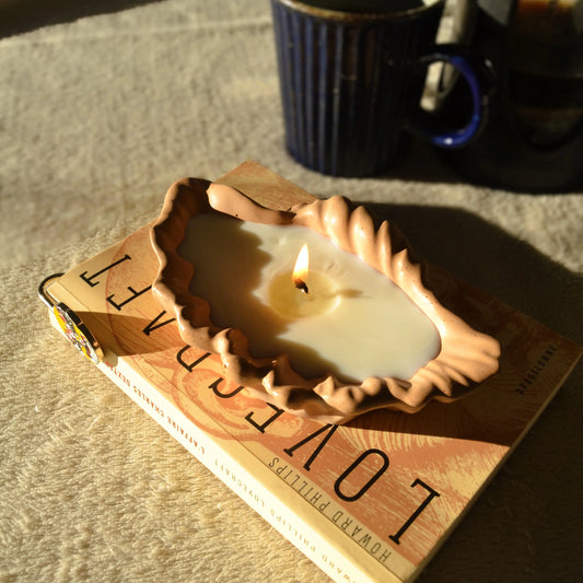 Calliope — Bougie artisanale parfumée dans son pot coquillage en jesmonite – Création artisanale | Le sens des choses – Boutique de bougies parfumées végétales et objets décoratifs écoresponsables