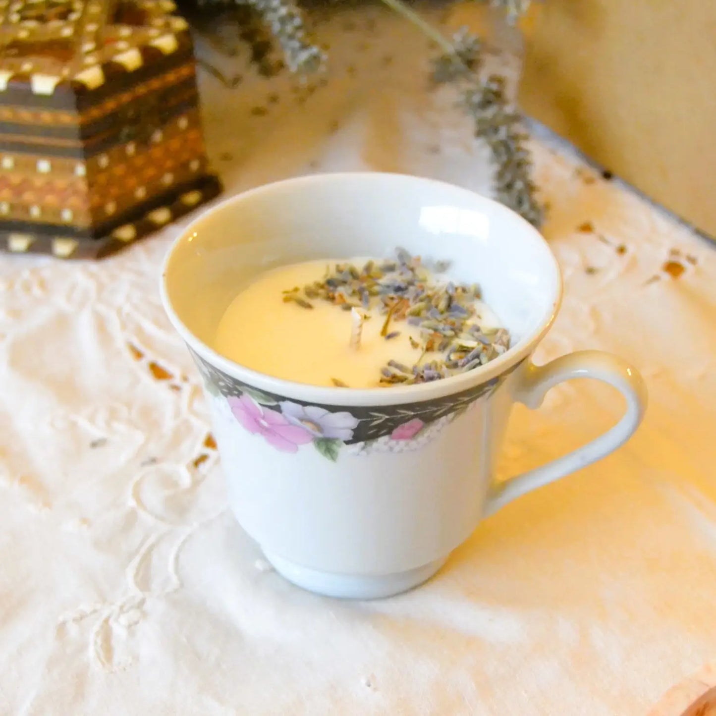 Bougie décorative artisanale motif floral et végétal — lavande et musc blanc – Création artisanale | Le sens des choses – Boutique de bougies parfumées végétales et objets décoratifs écoresponsables