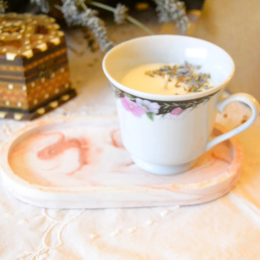 Bougie décorative artisanale motif floral et végétal — lavande et musc blanc – Création artisanale | Le sens des choses – Boutique de bougies parfumées végétales et objets décoratifs écoresponsables