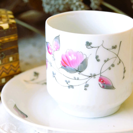 Bougie décorative artisanale tasse chinée — motif fleurs roses — parfum au choix – Création artisanale | Le sens des choses – Boutique de bougies parfumées végétales et objets décoratifs écoresponsables