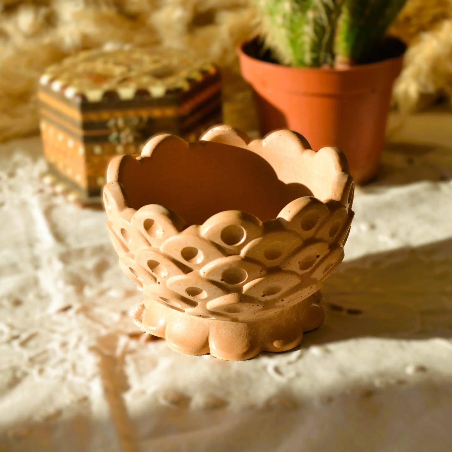 Gaïa — Coupe décorative artisanale en jesmonite terracotta – Création artisanale | Le sens des choses – Boutique de bougies parfumées végétales et objets décoratifs écoresponsables