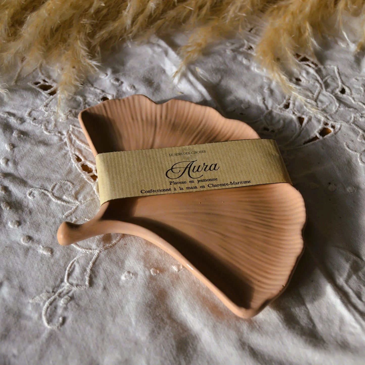 Aura — Plateau feuille de Gingko en jesmonite – Création artisanale | Le sens des choses – Boutique de bougies parfumées végétales et objets décoratifs écoresponsables