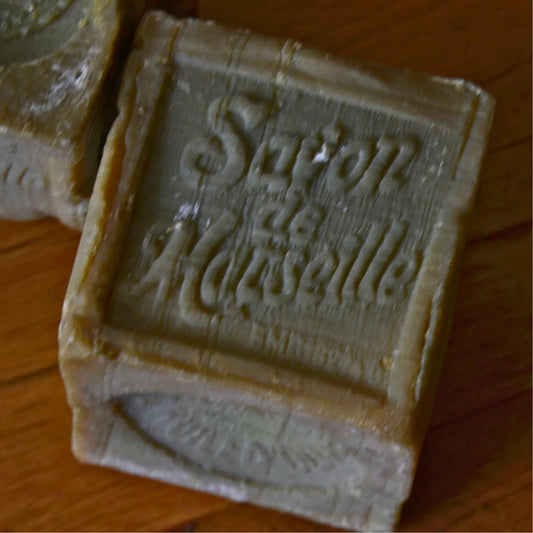Savon de Marseille traditionnel — 72 % d’huile d’olive – Création artisanale | Le sens des choses – Boutique de bougies parfumées végétales et objets décoratifs écoresponsables
