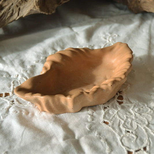 Calliope — Vide-poche coquillage en jesmonite – Création artisanale | Le sens des choses – Boutique de bougies parfumées végétales, décorations et savons