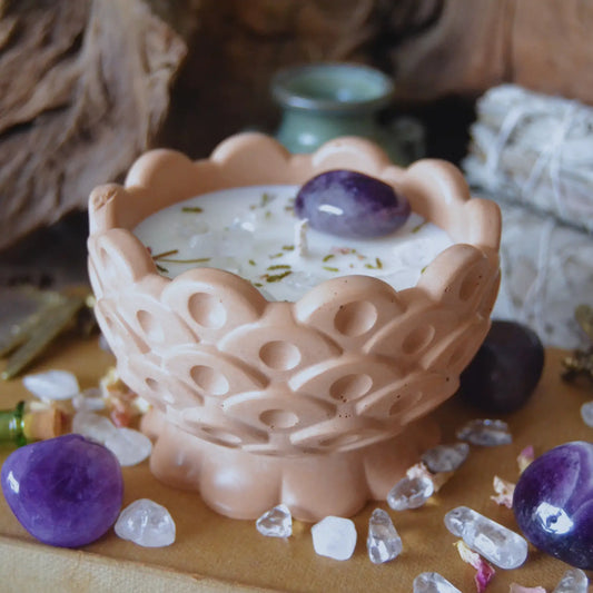 Bougie rituel d'intention sérénité et éveil — Améthyste et Cristal de roche – Création artisanale | Le sens des choses – Boutique de bougies parfumées végétales, décorations et savons