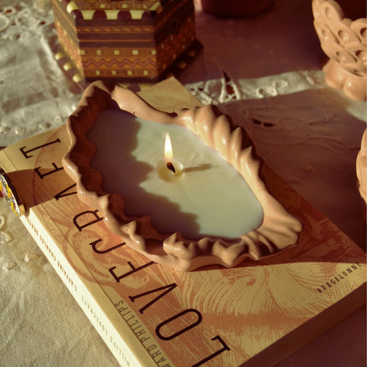 Calliope — Bougie artisanale parfumée dans son pot coquillage en jesmonite – Création artisanale | Le sens des choses – Boutique de bougies parfumées végétales, décorations et savons