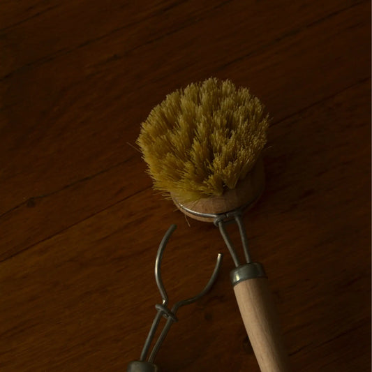 Brosse à vaisselle écologique en bois et fibres naturelles – Création artisanale | Le sens des choses – Boutique de bougies parfumées végétales, décorations et savons