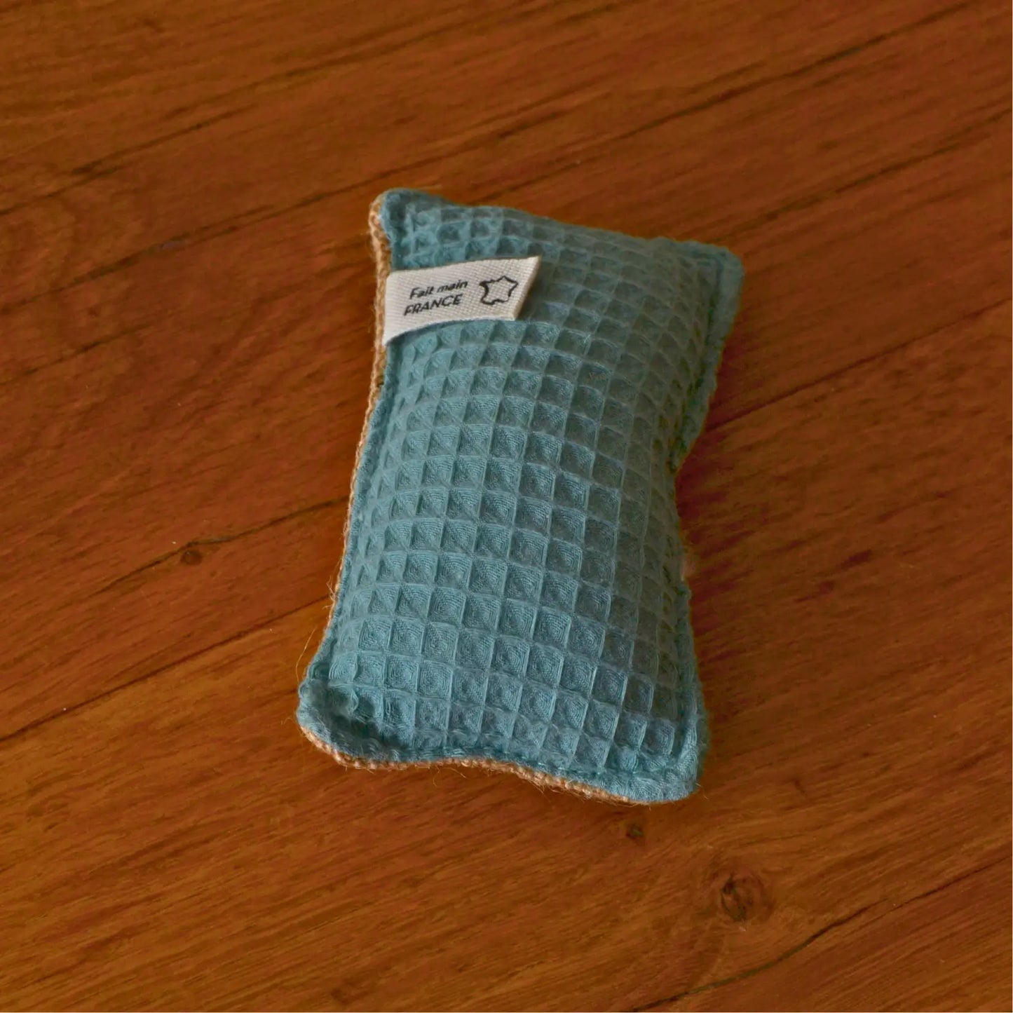 Éponge vaisselle lavable en coton bio et jute – Création artisanale | Le sens des choses – Boutique de bougies parfumées végétales et objets décoratifs écoresponsables