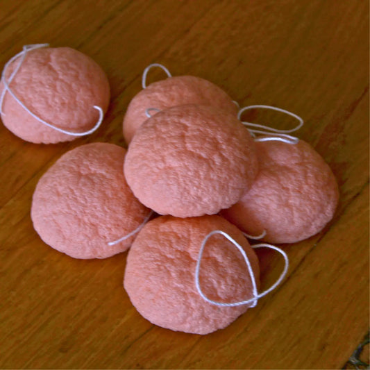 Éponge konjac naturelle enrichie à l’argile rose – Création artisanale | Le sens des choses – Boutique de bougies parfumées végétales et objets décoratifs écoresponsables