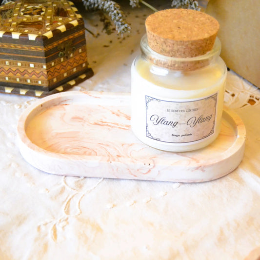 Iris — Plateau en jesmonite marbrée terracotta – Création artisanale | Le sens des choses – Boutique de bougies parfumées végétales et objets décoratifs écoresponsables