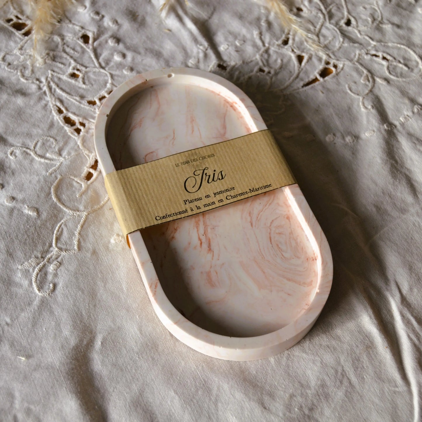 Iris — Plateau en jesmonite marbrée terracotta – Création artisanale | Le sens des choses – Boutique de bougies parfumées végétales et objets décoratifs écoresponsables