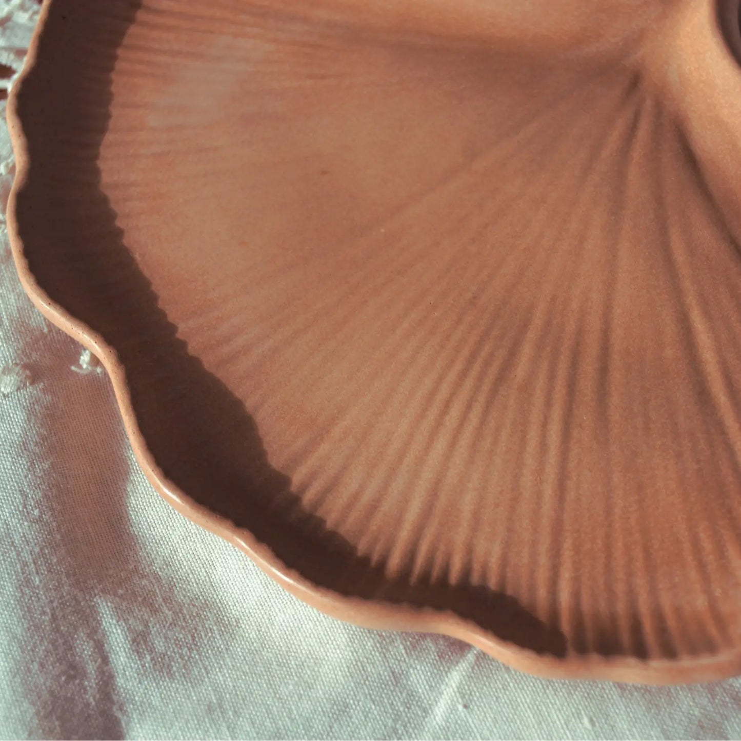 Aura — Plateau feuille de Gingko en jesmonite – Création artisanale | Le sens des choses – Boutique de bougies parfumées végétales, décorations et savons