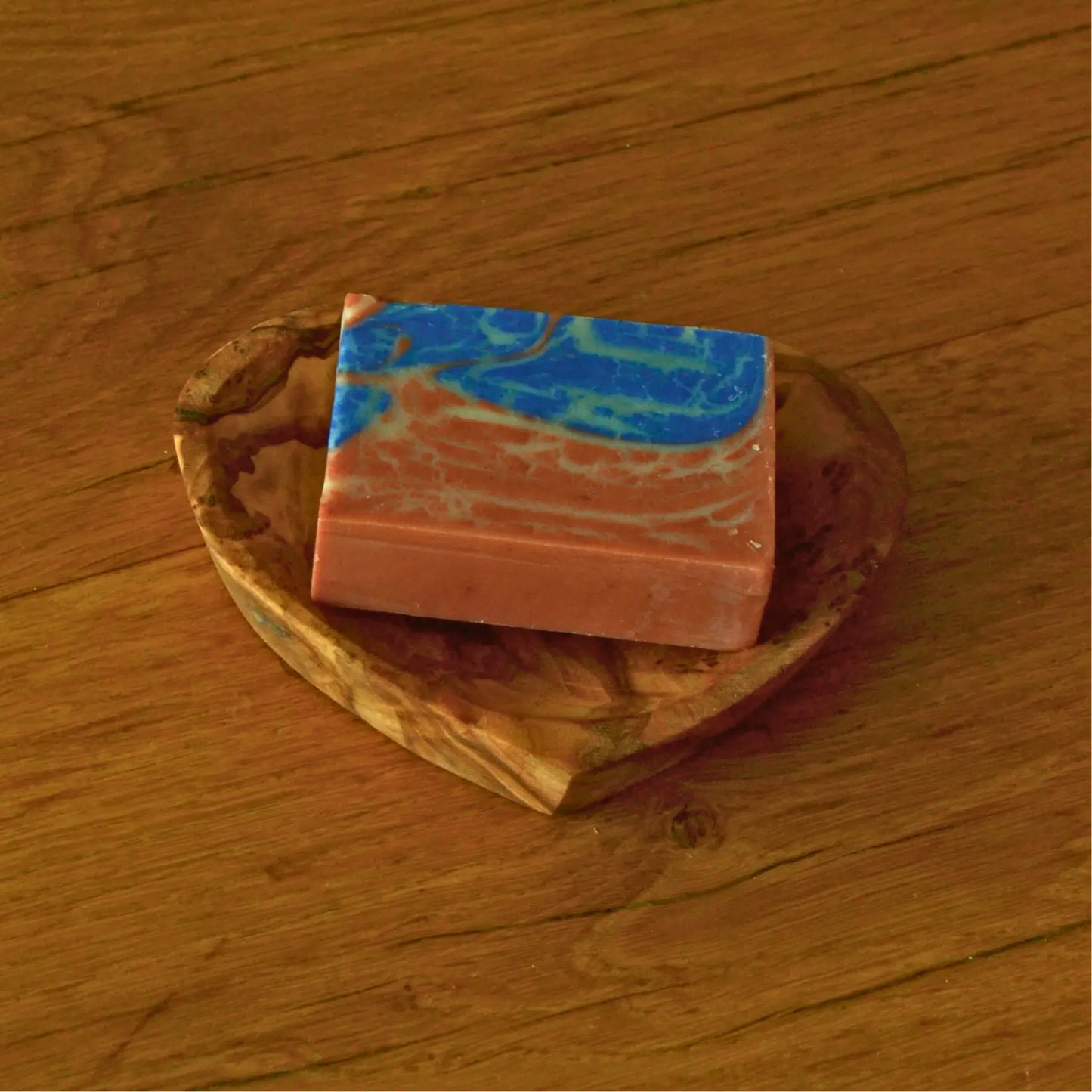 Porte-savon cœur en bois d’olivier artisanal – Création artisanale | Le sens des choses – Boutique de bougies parfumées végétales, décorations et savons