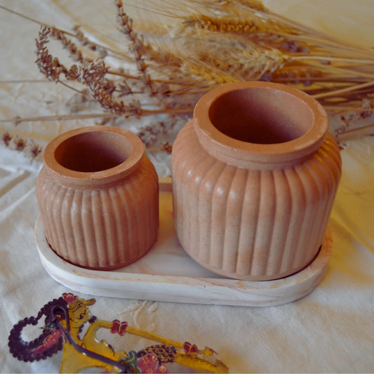 Flora — Pot décoratif en jesmonite terracotta – Création artisanale | Le sens des choses – Boutique de bougies parfumées végétales, décorations et savons