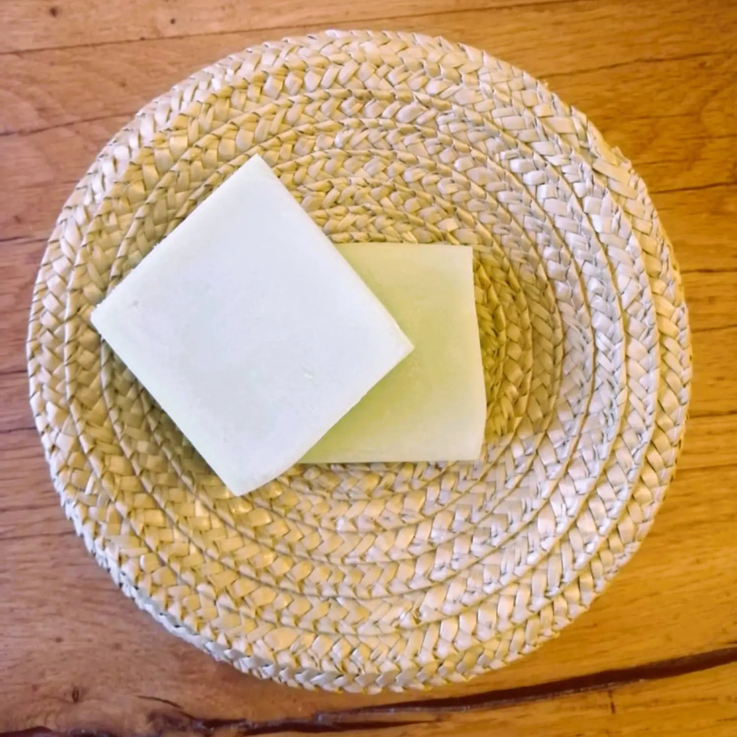 Savon de rasage solide à l’argile blanche — senteur thé vert – Création artisanale | Le sens des choses – Boutique de bougies parfumées végétales et objets décoratifs écoresponsables