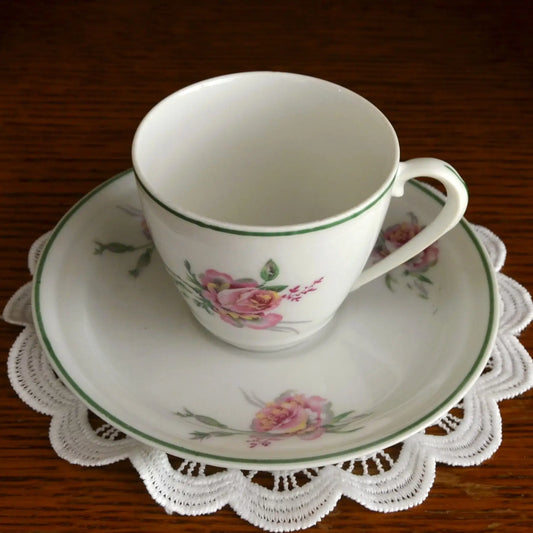 Bougie décorative artisanale tasse chinée — motif fleurs et liseré vert — parfum au choix – Création artisanale | Le sens des choses – Boutique de bougies parfumées végétales et objets décoratifs écoresponsables