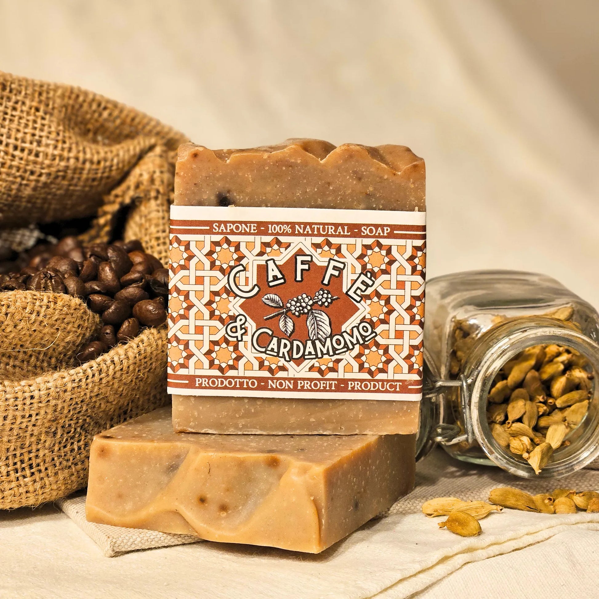 Savon artisanal à l’huile de graines de café et cardamome – Création artisanale | Le sens des choses – Boutique de bougies parfumées végétales et objets décoratifs écoresponsables