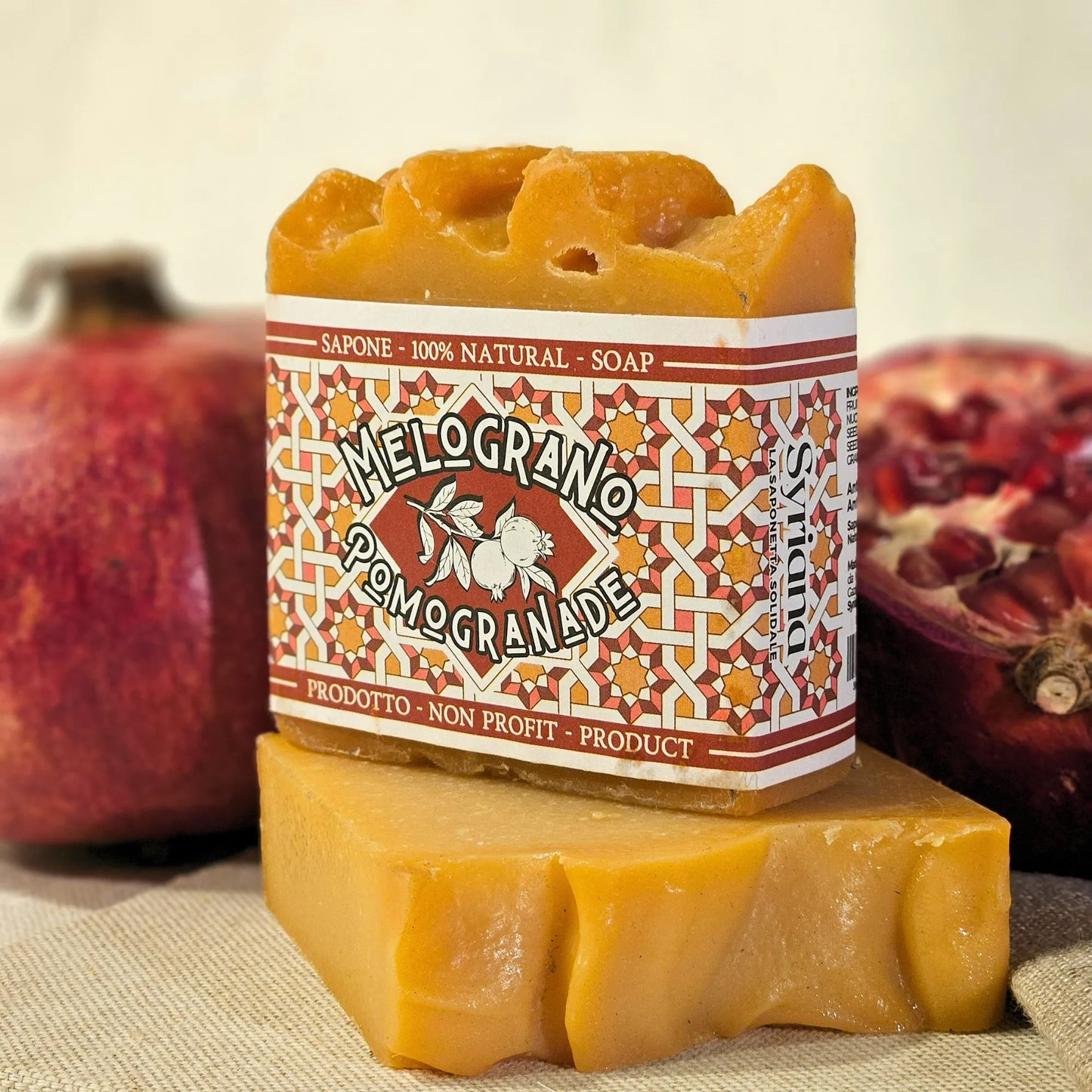 Savon artisanal à l’huile de pépins de grenade – Création artisanale | Le sens des choses – Boutique de bougies parfumées végétales et objets décoratifs écoresponsables