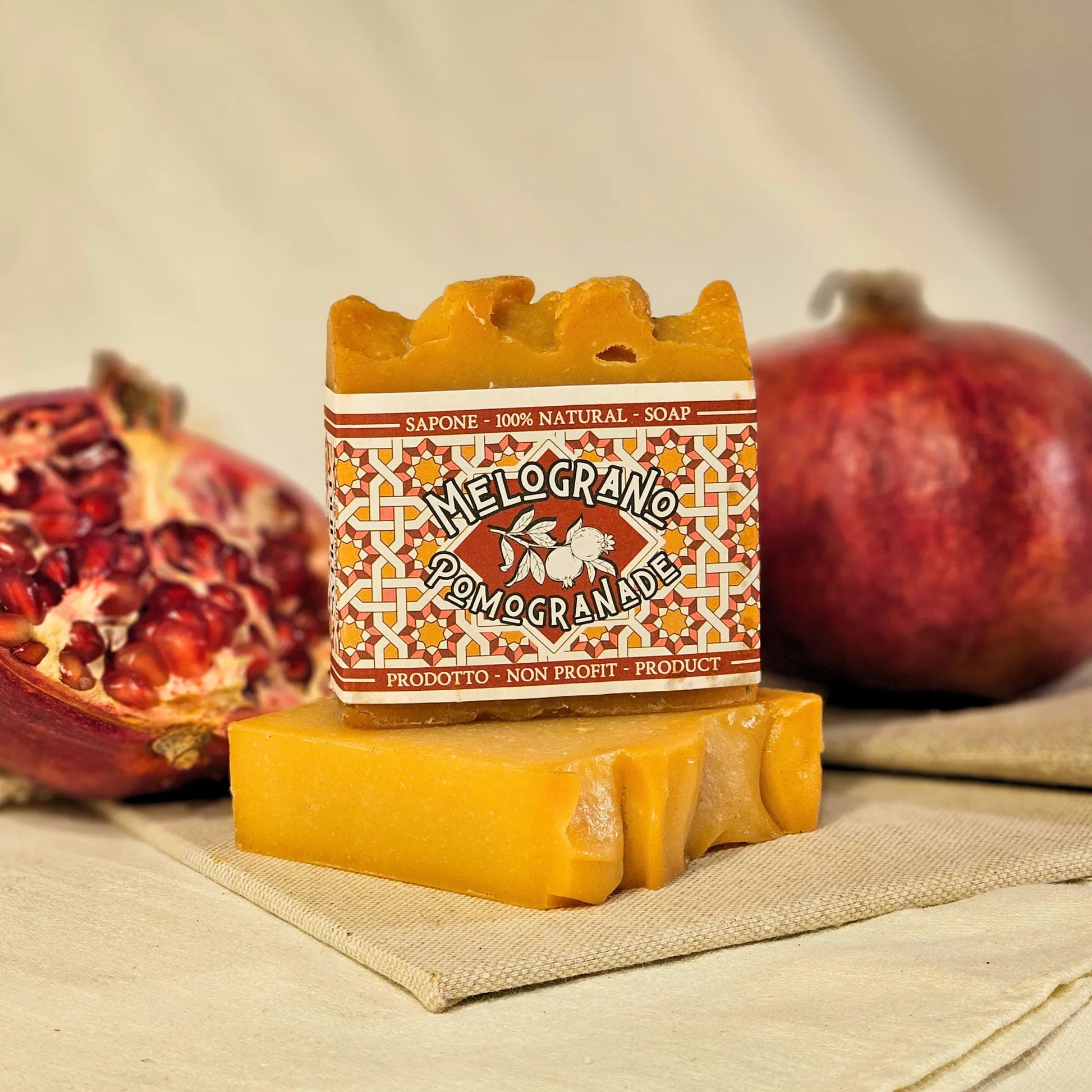 Savon artisanal à l’huile de pépins de grenade – Création artisanale | Le sens des choses – Boutique de bougies parfumées végétales et objets décoratifs écoresponsables