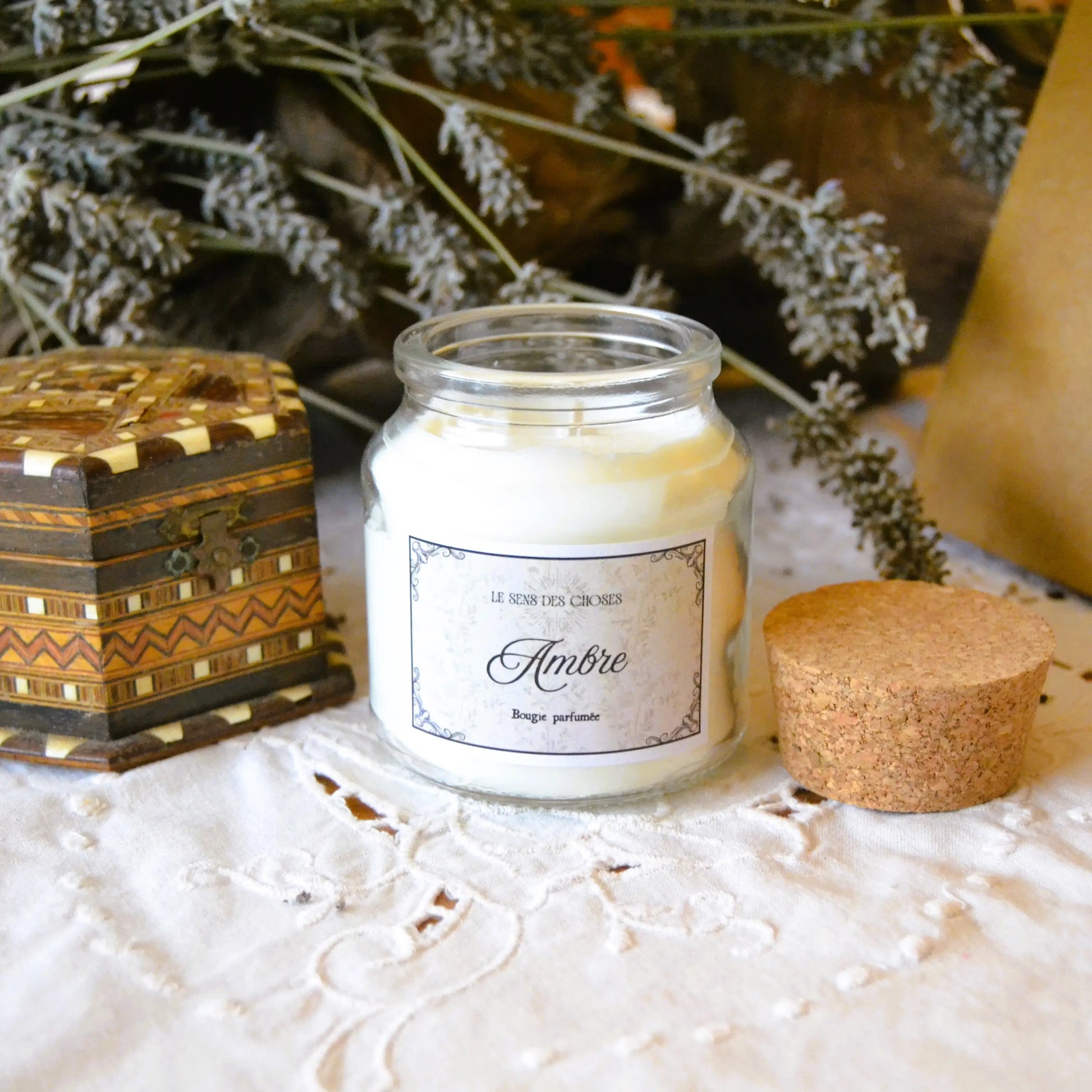 Bougie parfumée artisanale à l’ambre – Création artisanale | Le sens des choses – Boutique de bougies parfumées végétales et objets décoratifs écoresponsables
