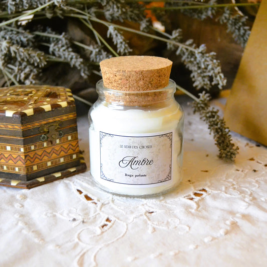 Bougie parfumée artisanale à l’ambre – Création artisanale | Le sens des choses – Boutique de bougies parfumées végétales et objets décoratifs écoresponsables