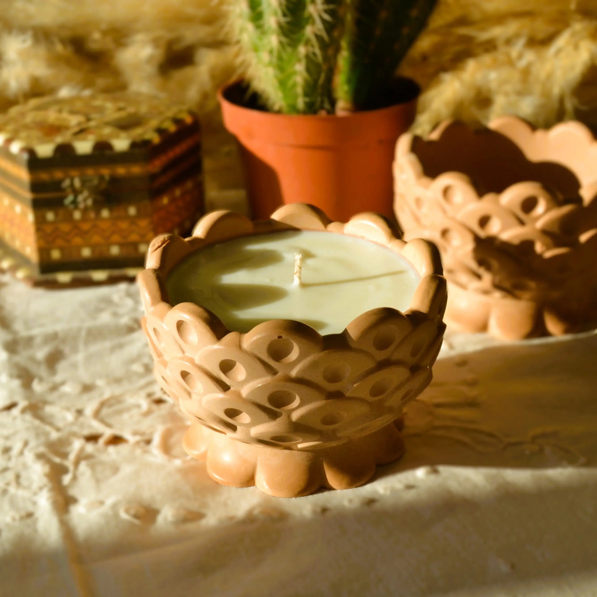 Galatée — Bougie artisanale parfumée dans sa coupe en jesmonite terracotta – Création artisanale | Le sens des choses – Boutique de bougies parfumées végétales et objets décoratifs écoresponsables