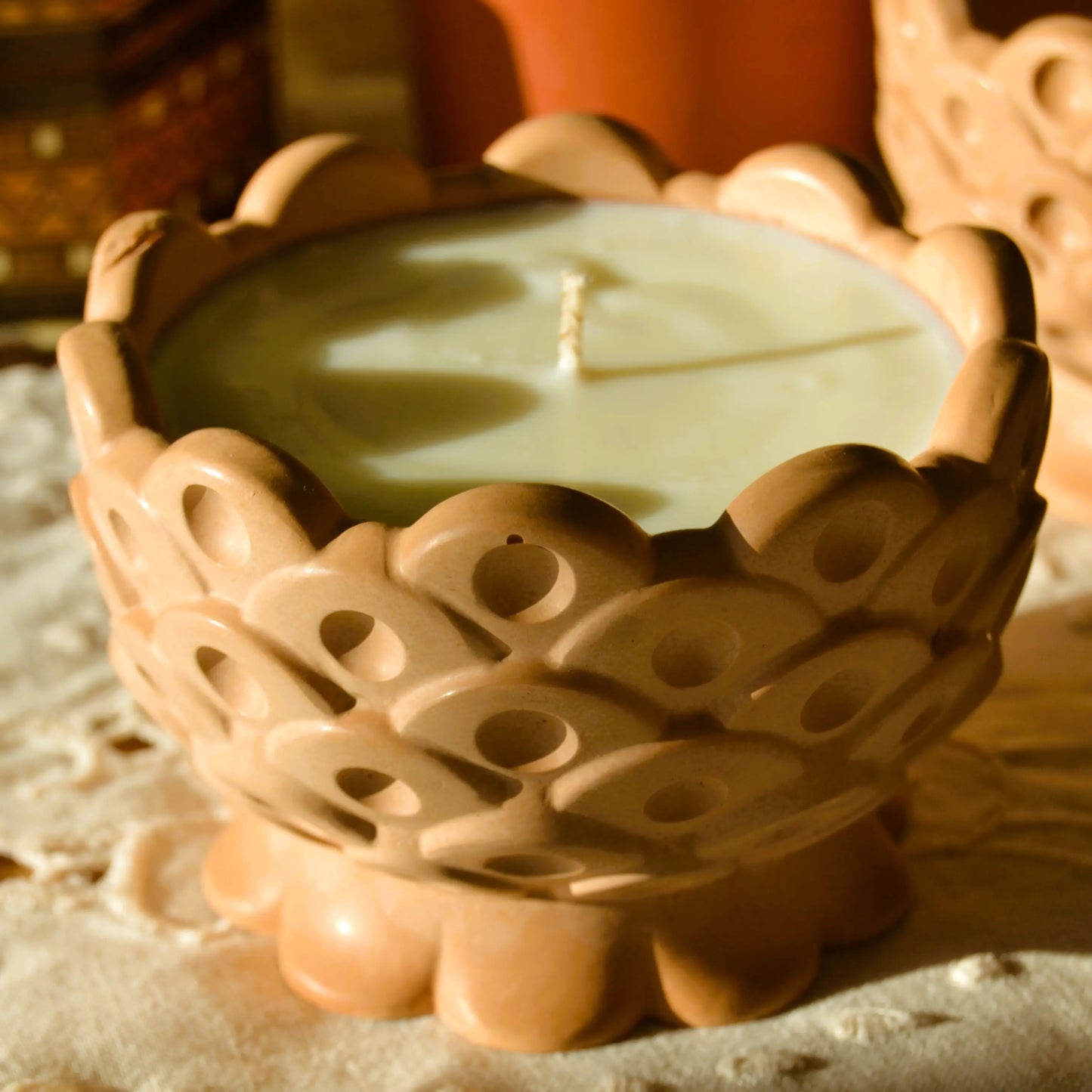 Galatée — Bougie artisanale parfumée dans sa coupe en jesmonite terracotta – Création artisanale | Le sens des choses – Boutique de bougies parfumées végétales et objets décoratifs écoresponsables