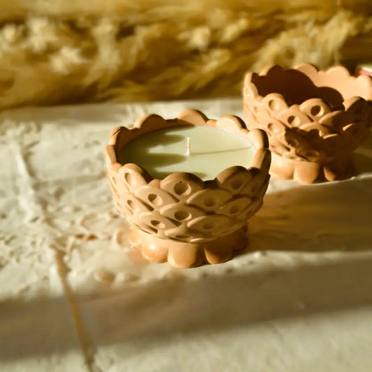 Galatée — Bougie artisanale parfumée dans sa coupe en jesmonite terracotta – Création artisanale | Le sens des choses – Boutique de bougies parfumées végétales et objets décoratifs écoresponsables