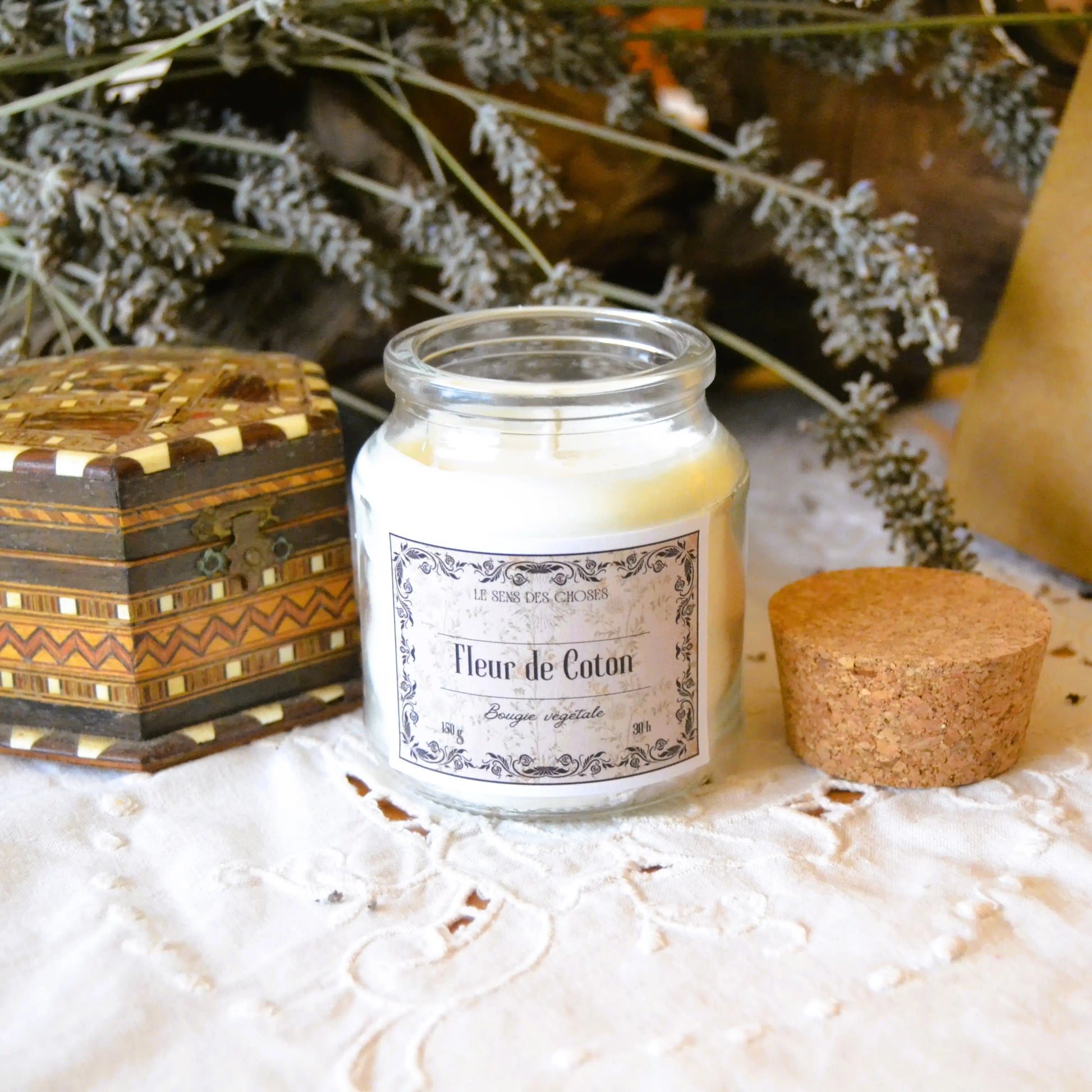 Bougie parfumée artisanale à la fleur de coton – Création artisanale | Le sens des choses – Boutique de bougies parfumées végétales et objets décoratifs écoresponsables