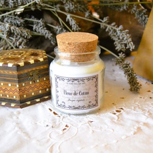 Bougie parfumée artisanale à la fleur de coton – Création artisanale | Le sens des choses – Boutique de bougies parfumées végétales et objets décoratifs écoresponsables