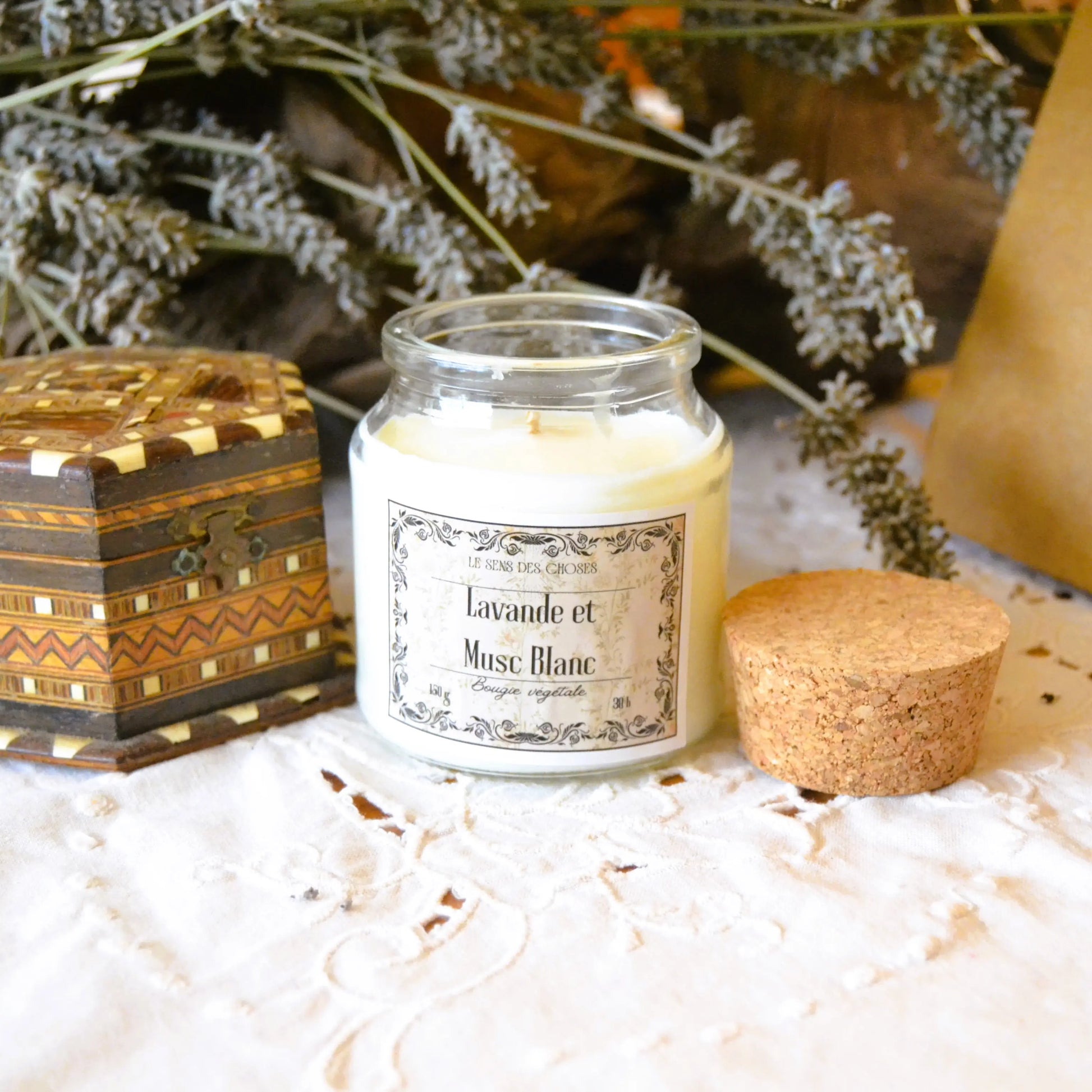 Bougie parfumée artisanale à la lavande et au musc blanc – Création artisanale | Le sens des choses – Boutique de bougies parfumées végétales et objets décoratifs écoresponsables