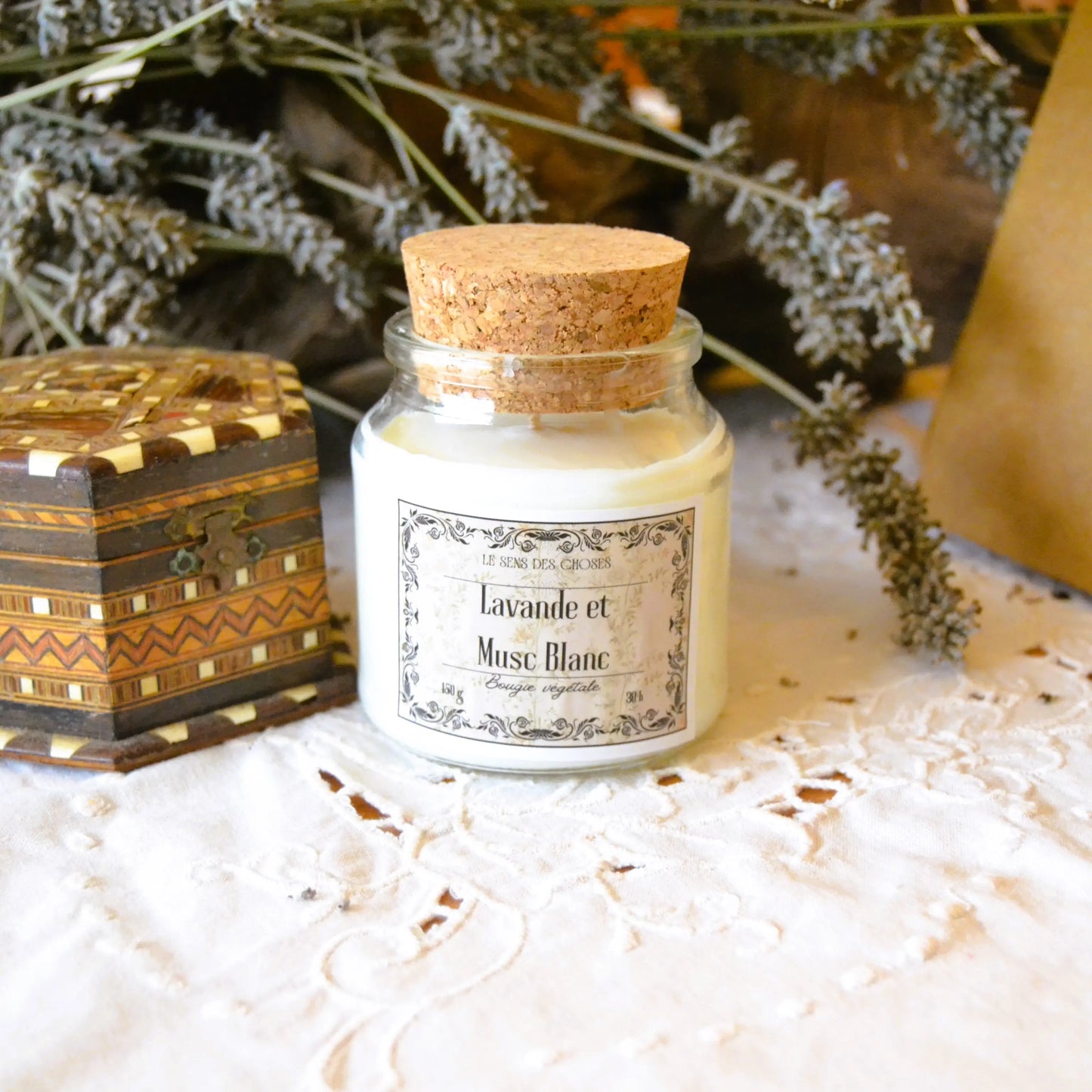 Bougie parfumée artisanale à la lavande et au musc blanc – Création artisanale | Le sens des choses – Boutique de bougies parfumées végétales et objets décoratifs écoresponsables