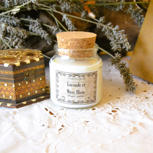 Bougie parfumée artisanale à la lavande et au musc blanc – Création artisanale | Le sens des choses – Boutique de bougies parfumées végétales et objets décoratifs écoresponsables