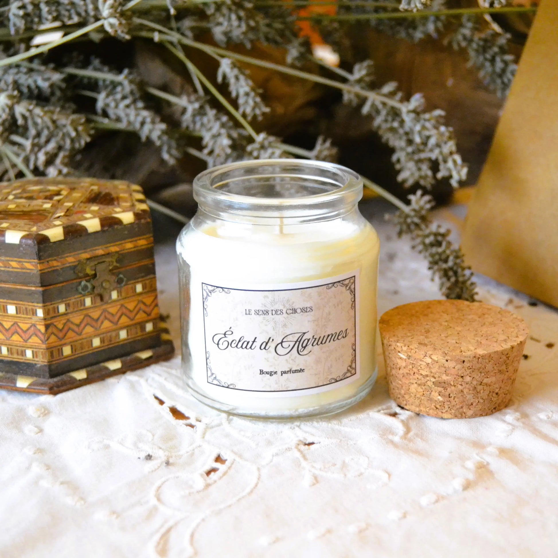 Bougie parfumée artisanale Éclat d’agrumes – Création artisanale | Le sens des choses – Boutique de bougies parfumées végétales et objets décoratifs écoresponsables