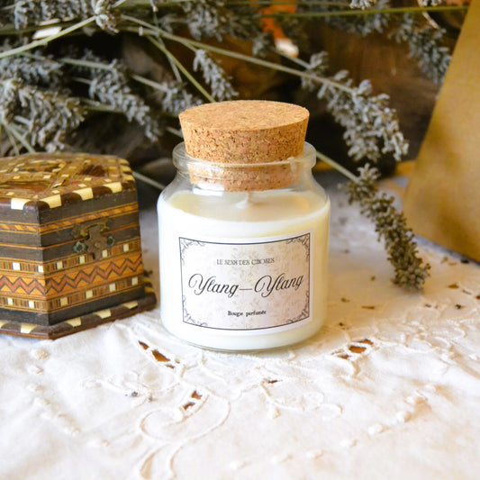Bougie parfumée artisanale à l’ylang-ylang – Création artisanale | Le sens des choses – Boutique de bougies parfumées végétales et objets décoratifs écoresponsables