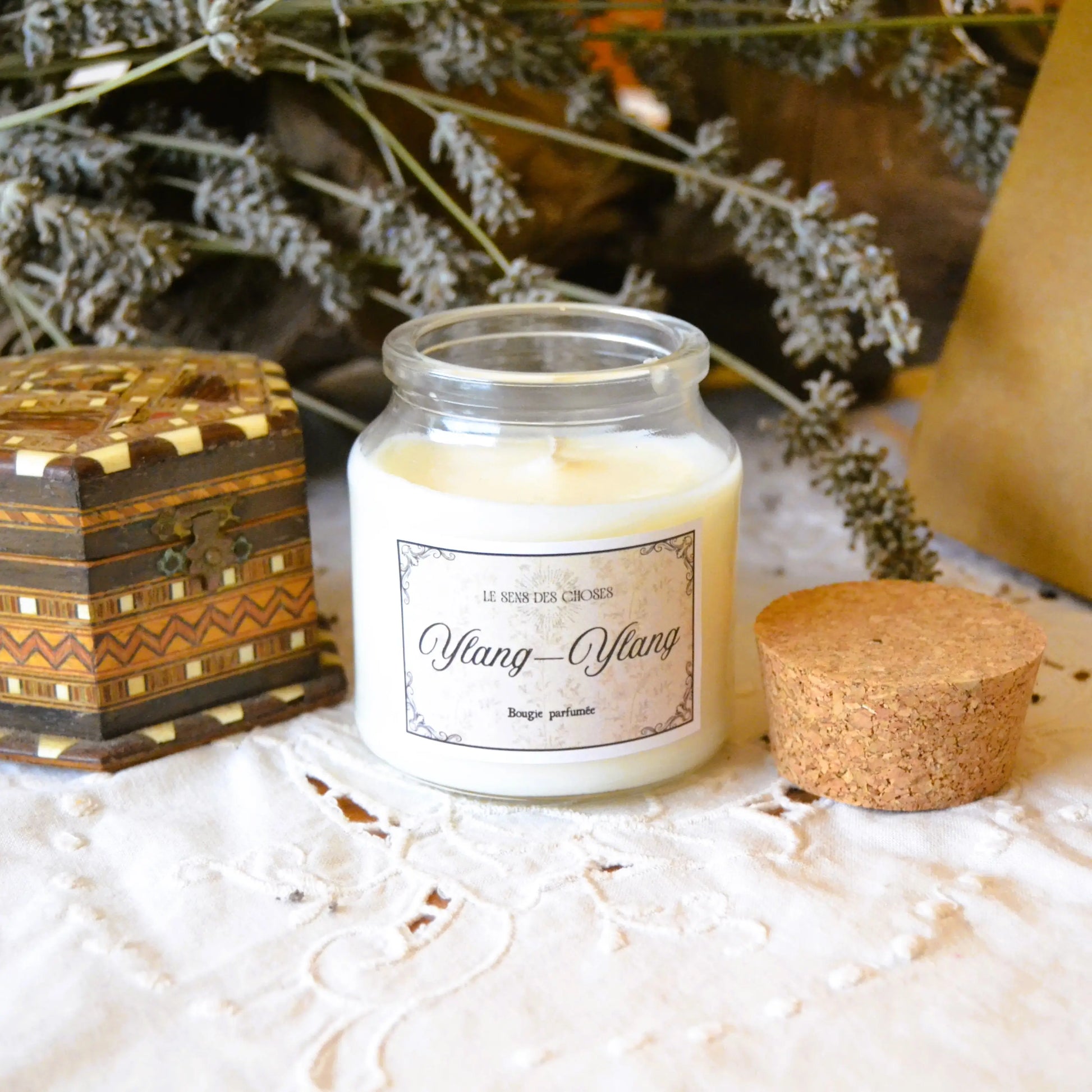 Bougie parfumée artisanale à l’ylang-ylang – Création artisanale | Le sens des choses – Boutique de bougies parfumées végétales et objets décoratifs écoresponsables