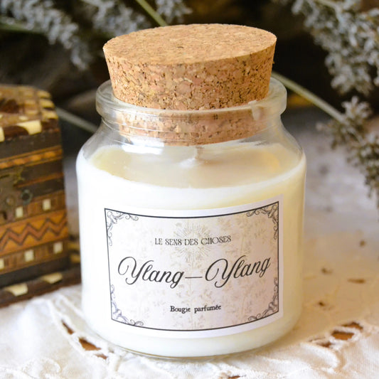 Bougie parfumée artisanale à l’ylang-ylang – Création artisanale | Le sens des choses – Boutique de bougies parfumées végétales et objets décoratifs écoresponsables