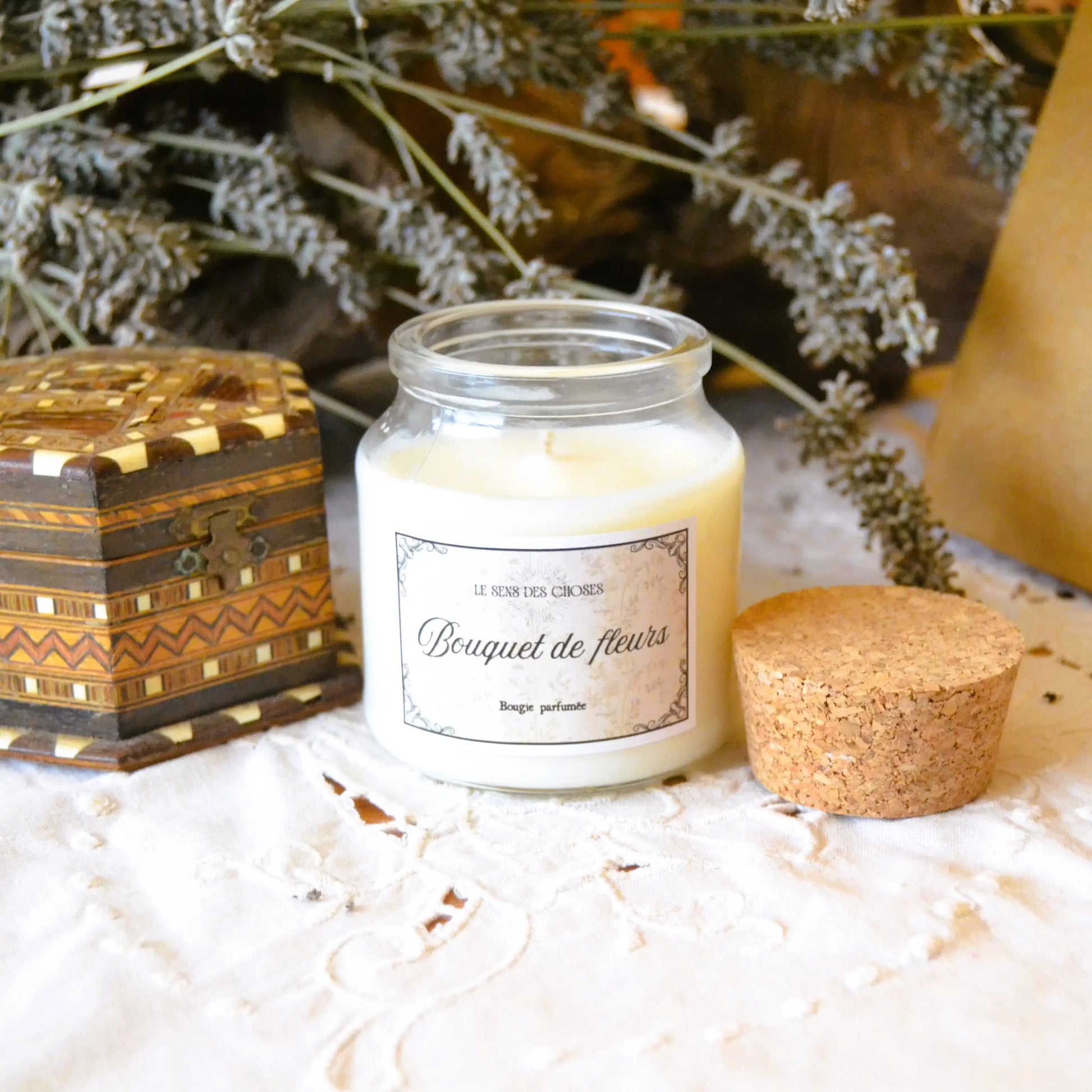 Bougie parfumée artisanale Bouquet de fleurs – Création artisanale | Le sens des choses – Boutique de bougies parfumées végétales et objets décoratifs écoresponsables