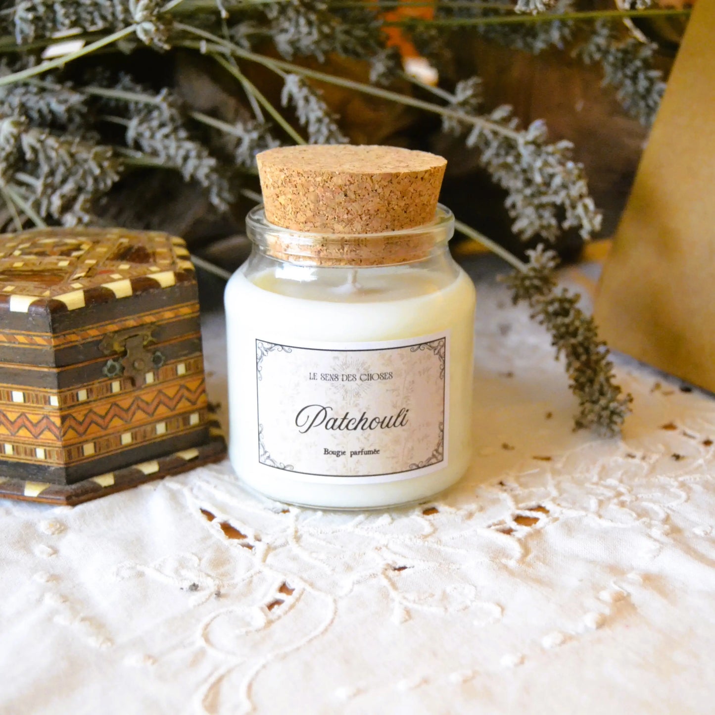 Bougie parfumée artisanale au patchouli – Création artisanale | Le sens des choses – Boutique de bougies parfumées végétales et objets décoratifs écoresponsables