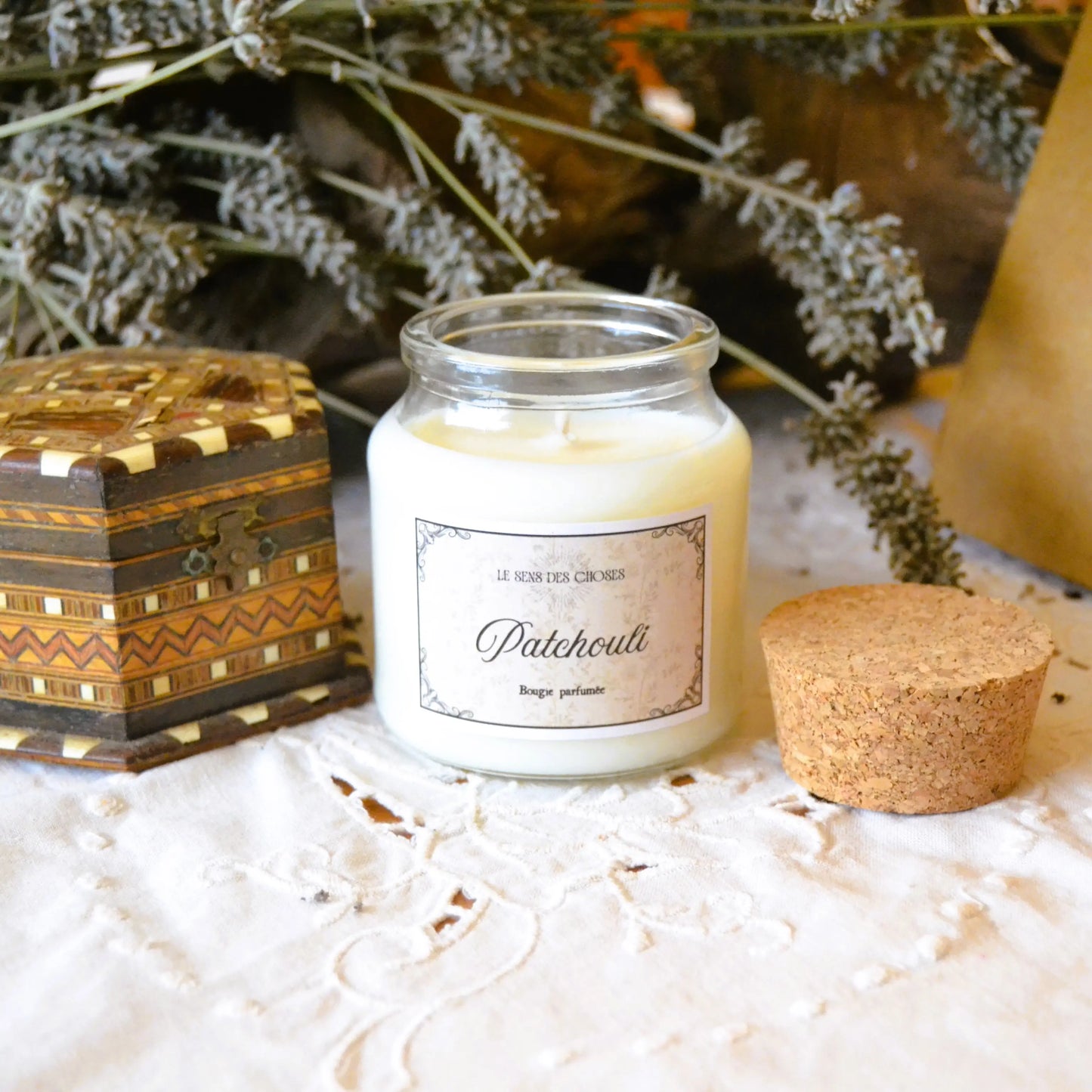 Bougie parfumée artisanale au patchouli – Création artisanale | Le sens des choses – Boutique de bougies parfumées végétales et objets décoratifs écoresponsables