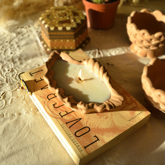 Calliope — Bougie artisanale parfumée dans son pot coquillage en jesmonite – Création artisanale | Le sens des choses – Boutique de bougies parfumées végétales et objets décoratifs écoresponsables