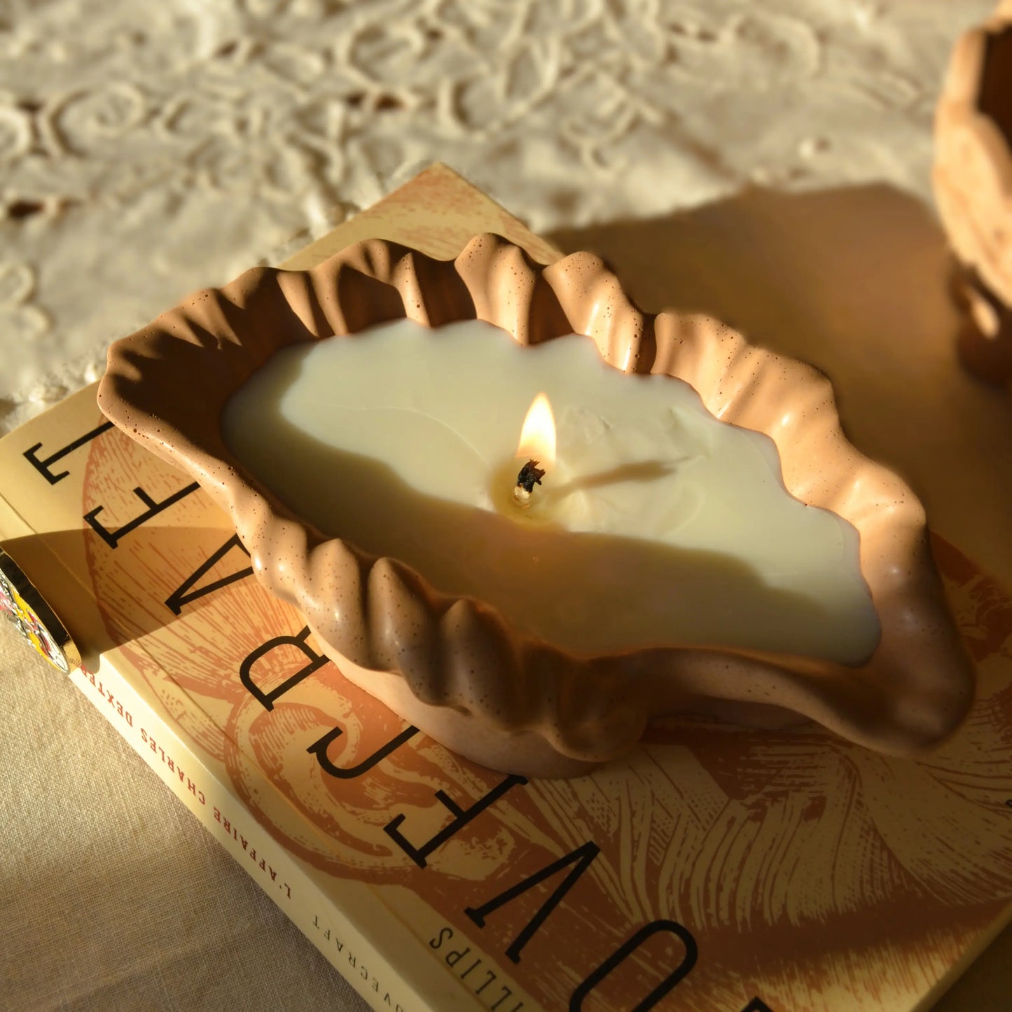 Calliope — Bougie artisanale parfumée dans son pot coquillage en jesmonite – Création artisanale | Le sens des choses – Boutique de bougies parfumées végétales et objets décoratifs écoresponsables