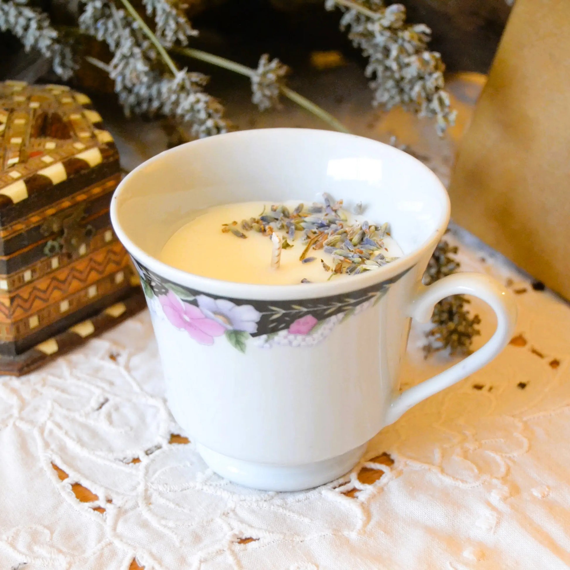 Bougie décorative artisanale motif floral et végétal — lavande et musc blanc – Création artisanale | Le sens des choses – Boutique de bougies parfumées végétales et objets décoratifs écoresponsables