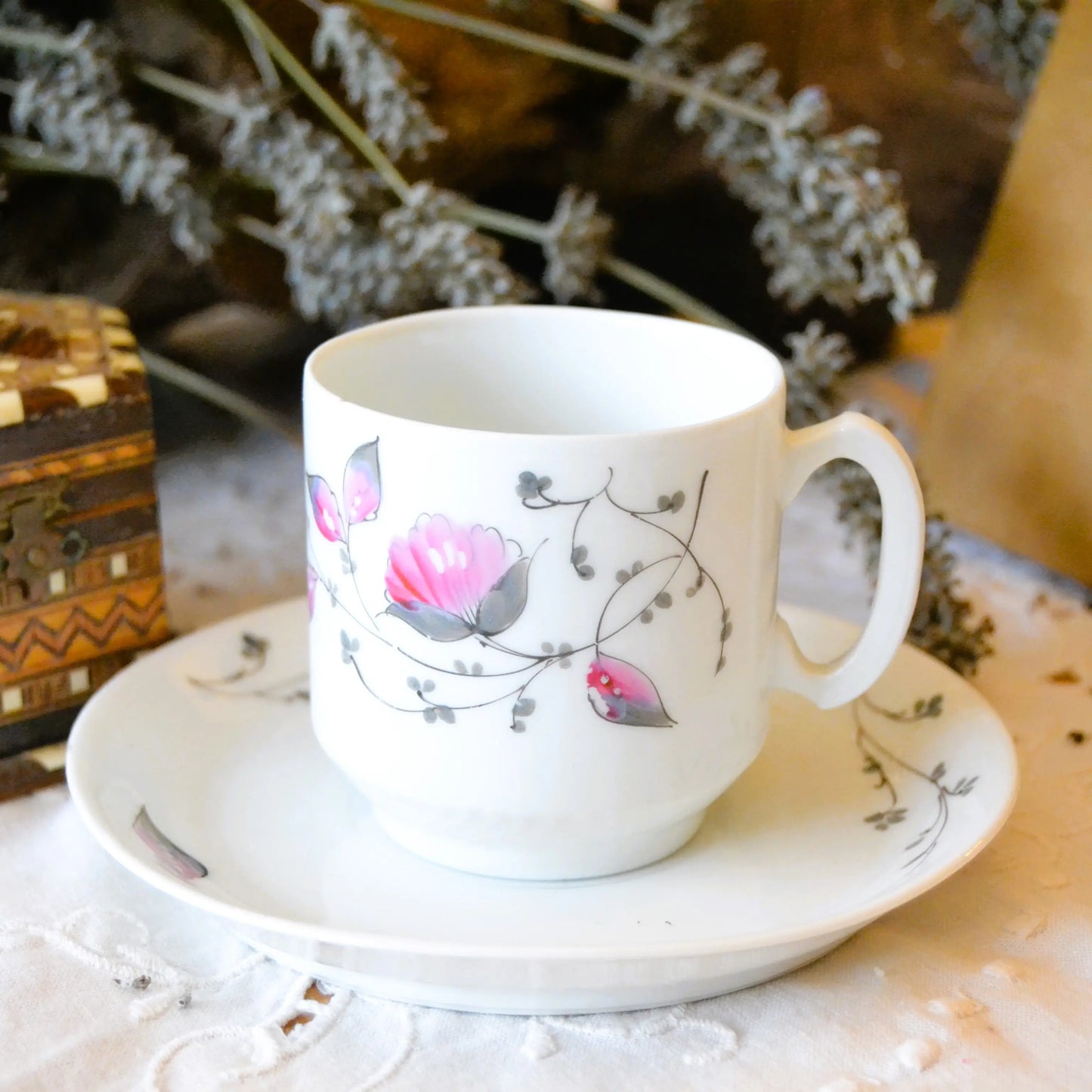 Bougie décorative artisanale tasse chinée — motif fleurs roses — parfum au choix – Création artisanale | Le sens des choses – Boutique de bougies parfumées végétales et objets décoratifs écoresponsables
