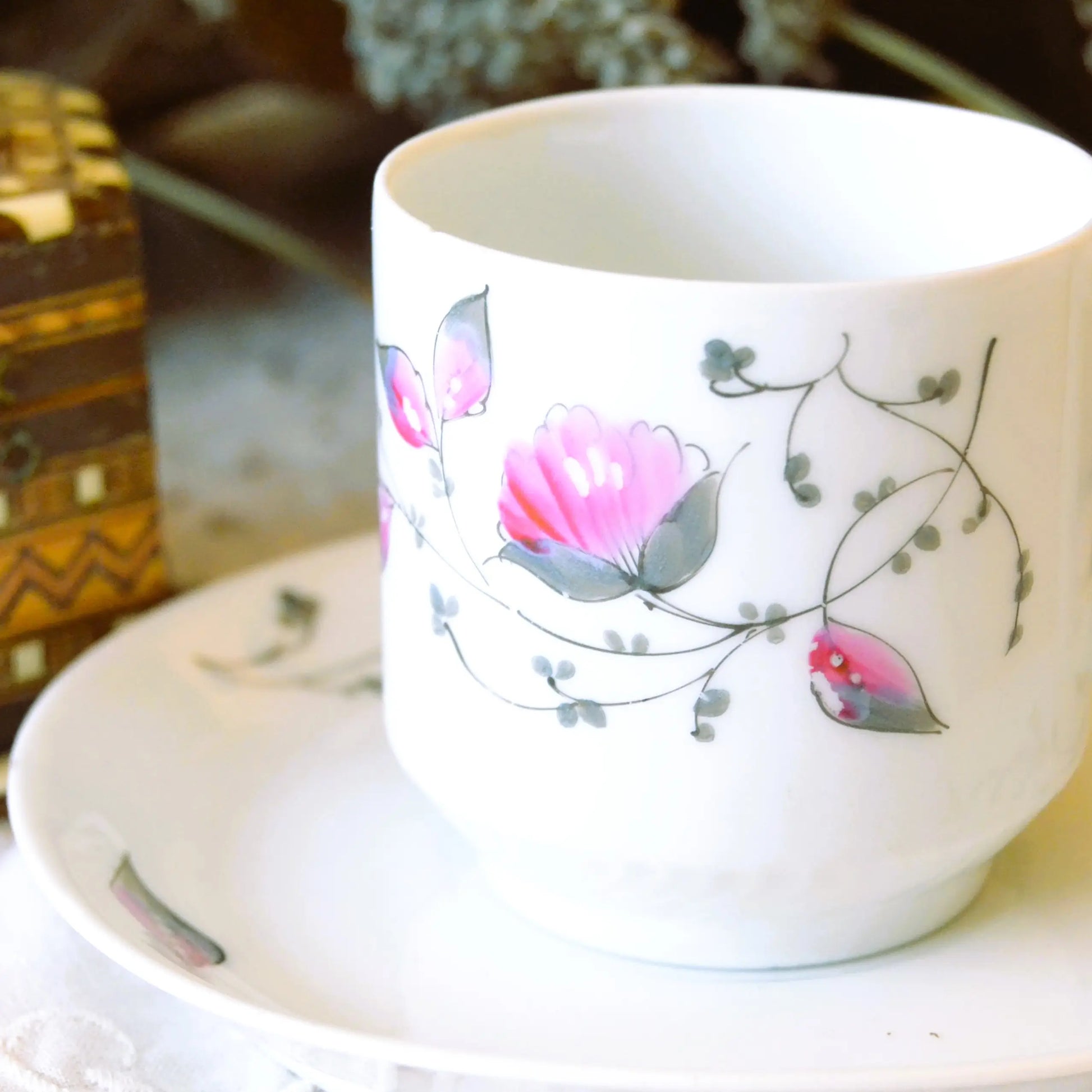 Bougie décorative artisanale tasse chinée — motif fleurs roses — parfum au choix – Création artisanale | Le sens des choses – Boutique de bougies parfumées végétales et objets décoratifs écoresponsables