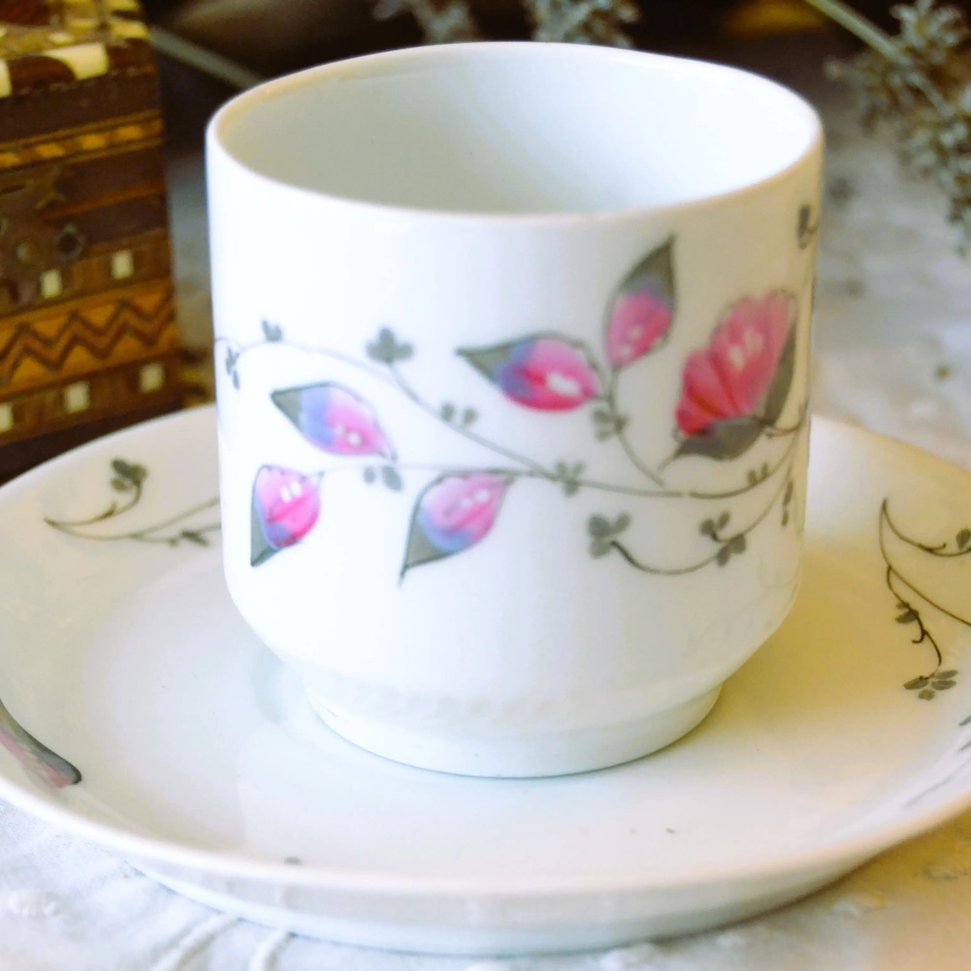 Bougie décorative artisanale tasse chinée — motif fleurs roses — parfum au choix – Création artisanale | Le sens des choses – Boutique de bougies parfumées végétales et objets décoratifs écoresponsables
