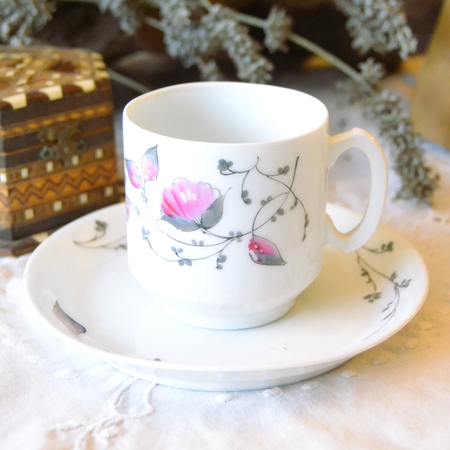 Bougie décorative artisanale tasse chinée — motif fleurs roses — parfum au choix – Création artisanale | Le sens des choses – Boutique de bougies parfumées végétales et objets décoratifs écoresponsables